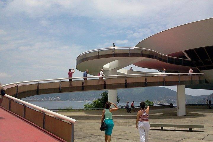 オスカーニーマイヤーウェイプライベートツアーブラジルの建築におけるキー数値
