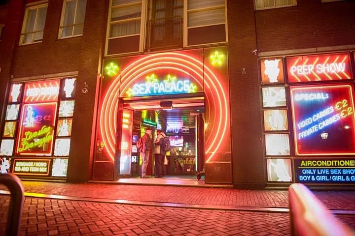 Private Amsterdam Red Light District tour with food tastings