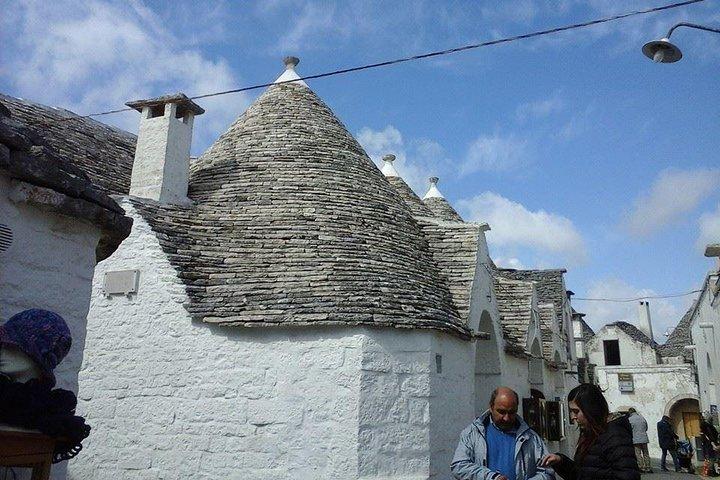 Excursión de un día completo: Bari Puglia, Trulli de Alberobello, el Castel del Monte y Sassi de Matera