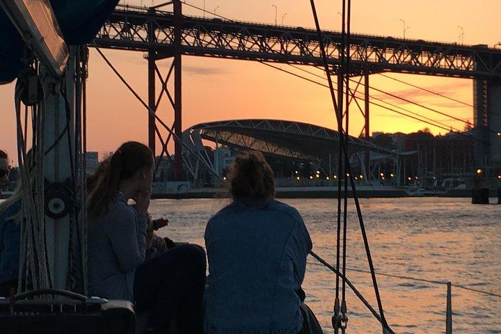 Lisbon Sunset Sensations auf einem privaten Segelboot mit Wein und Snacks