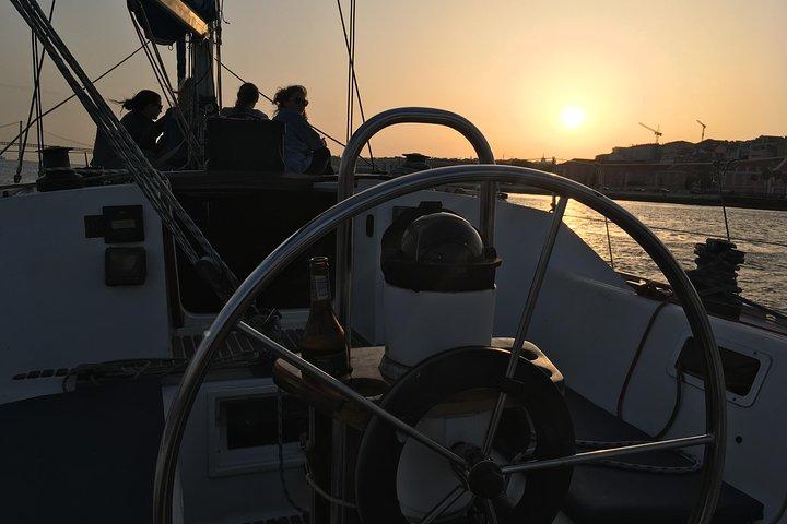 Lisbon Sunset Sensations auf einem privaten Segelboot mit Wein und Snacks