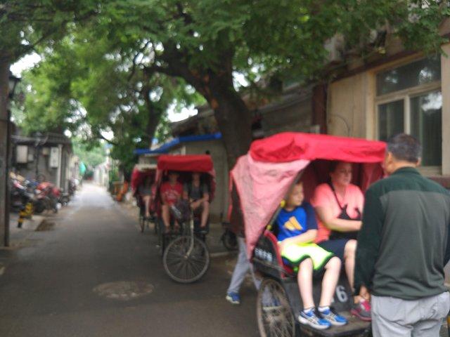 Excursão privada à cultura Hutong com aula de culinária com bolinho e jogo de luta de críquete