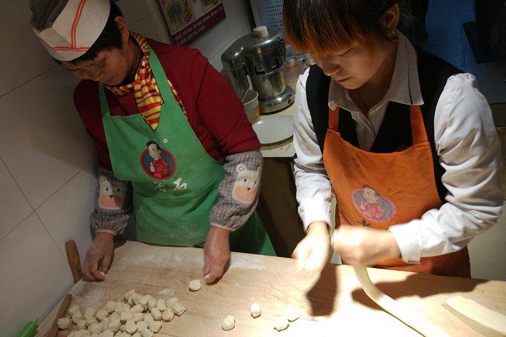 Excursão privada à cultura Hutong com aula de culinária com bolinho e jogo de luta de críquete