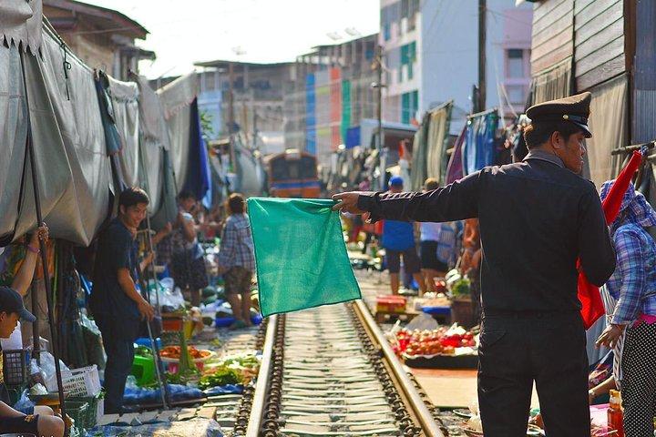 Thailand Market Discovery : Amphawa & Maeklong Eisenbahnmarkt