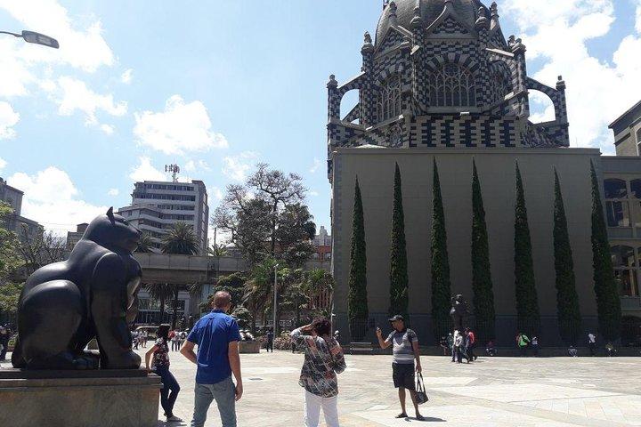 Tour privato di mezza giornata a Medellin: incontra le 23 statue di Fernando Botero