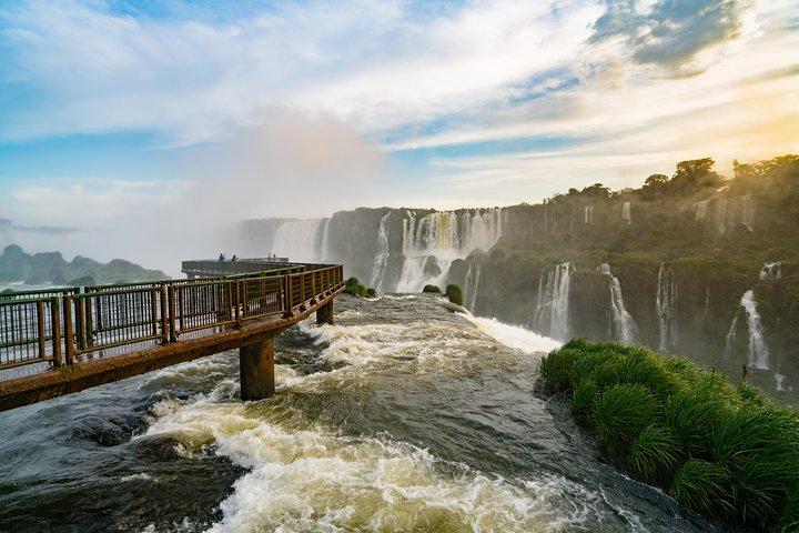 アルゼンチンとブラジル側の3日間のイグアスの滝ツアー