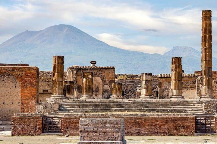 Transfer Naples airport/station to Sorrento with stop in Pompeii