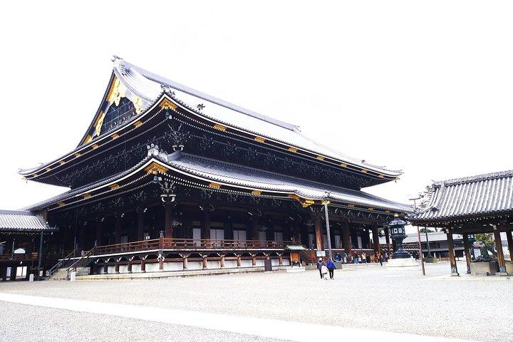 京都御所と二条城を巡るウォーキングツアー