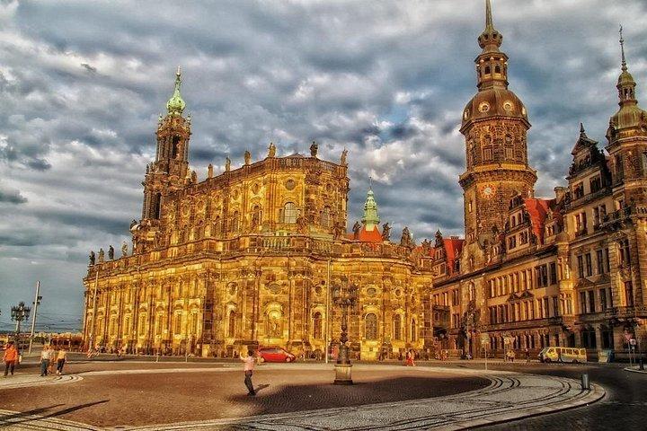 メルセデスのバンでプラハからプライベートドレスデン日帰り旅行