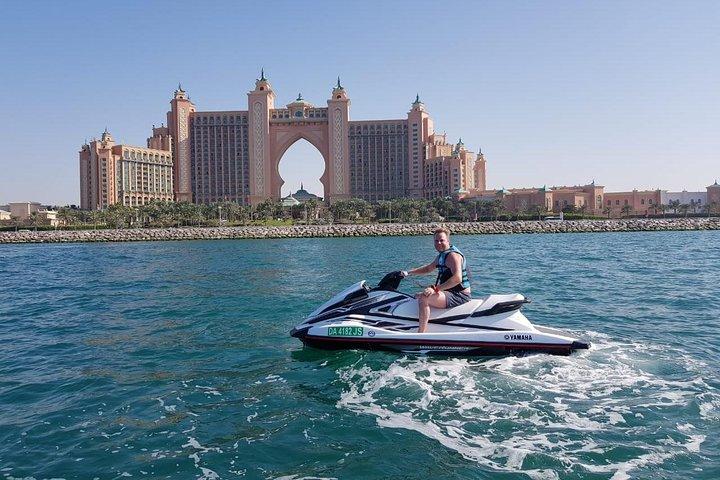Jet Ski Tour Dubai: La Mer - Burj Al Arab- Atlantis per 1h 30min