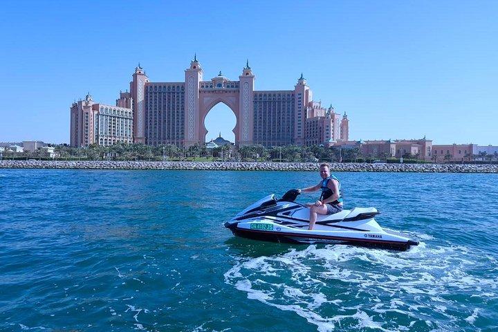 Jet Ski Tour Dubai: La Mer - Burj Al Arab- Atlantis per 1h 30min