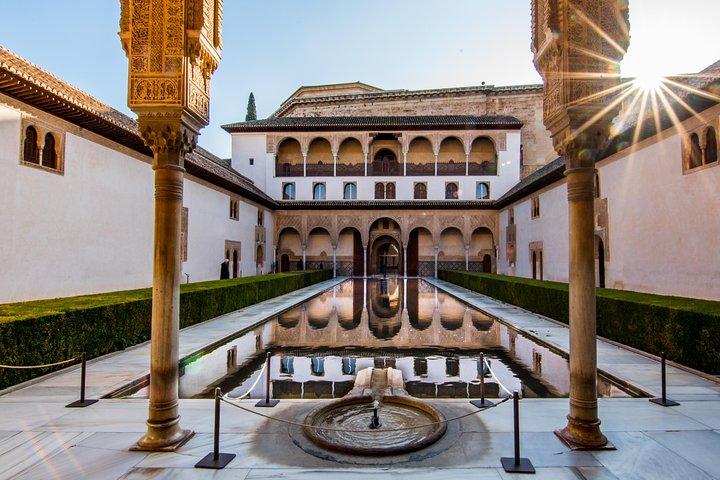 Excursión privada a la Alhambra con Palacios Nazaríes desde Sevilla