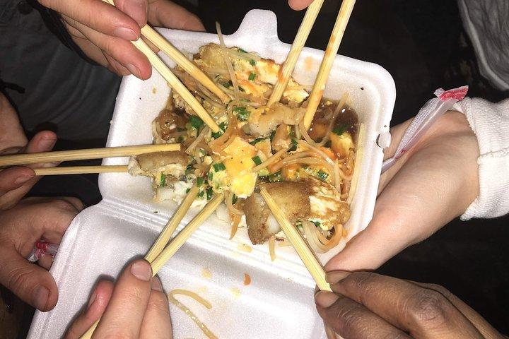 Hidden Gems Private Street Food por scooters com motoristas meninas.