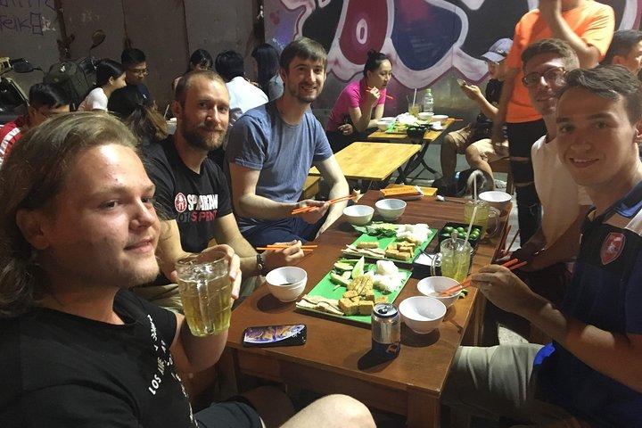 Hidden Gems Private Street Food por scooters com motoristas meninas.