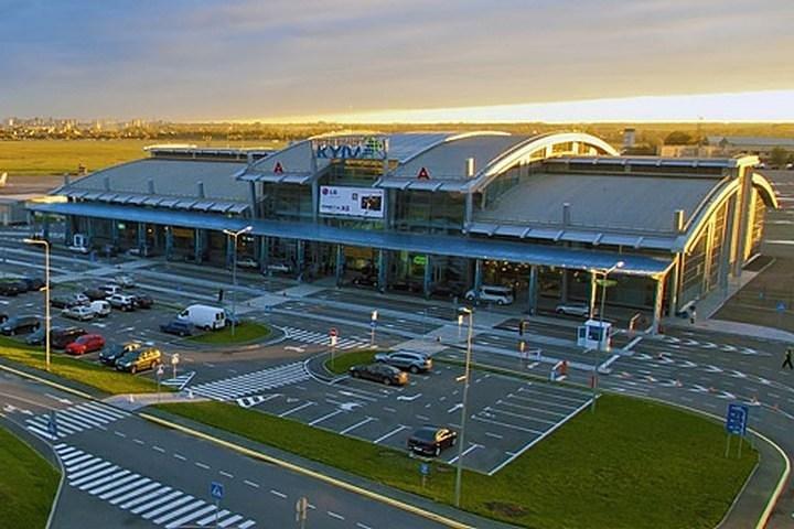 Traslado privado de llegada: aeropuerto internacional de Kiev Zhuliany al hotel Kiev