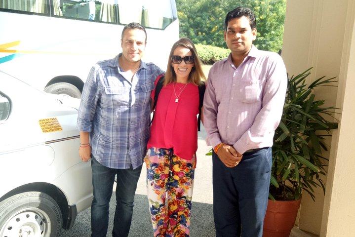 Trasferimento privato in auto dall'aeroporto dall'hotel a Delhi, Noida, Gurugram