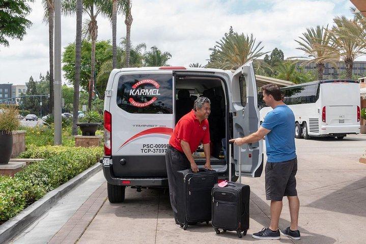 Traslado compartido de la salida del aeropuerto de Anaheim y el Condado de Orange al Aeropuerto John Wayne