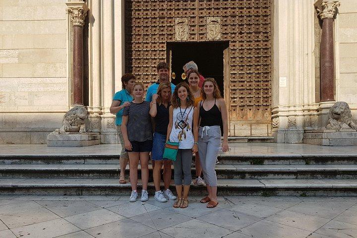 Guide tour in Naples downtown with an art expert