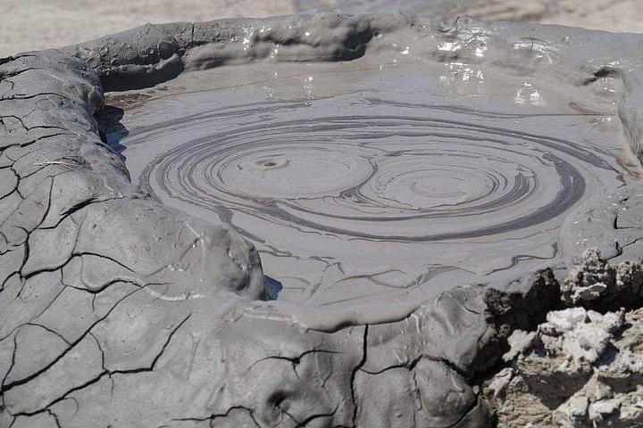 Gobustan野外博物館と泥火山