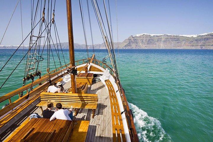 Santorini: Vulkan, heiße Quellen und Sonnenuntergang an Bord