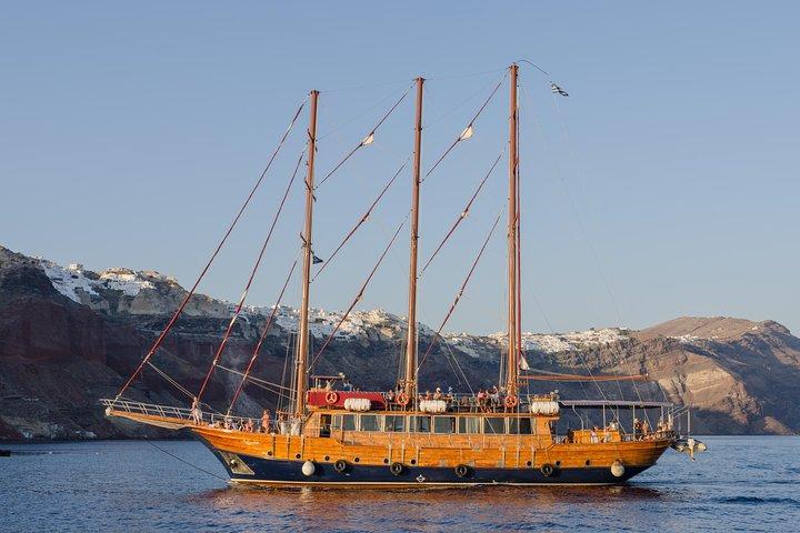 Santorini: Vulkan, heiße Quellen und Sonnenuntergang an Bord