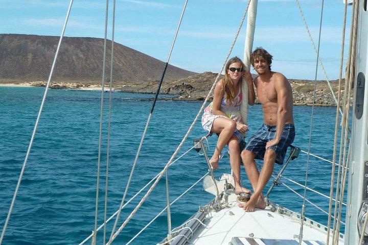 Barca a vela charter privata al tramonto per coppie da Corralejo