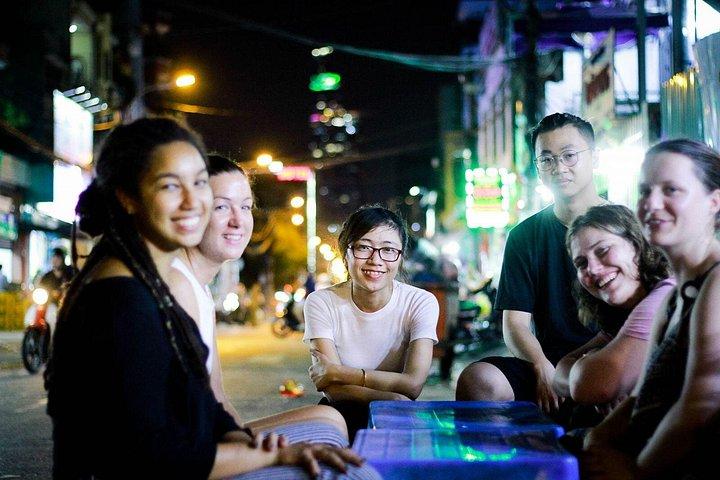 女の子ドライバーとスクーターによる隠し玉プライベートストリートフード。