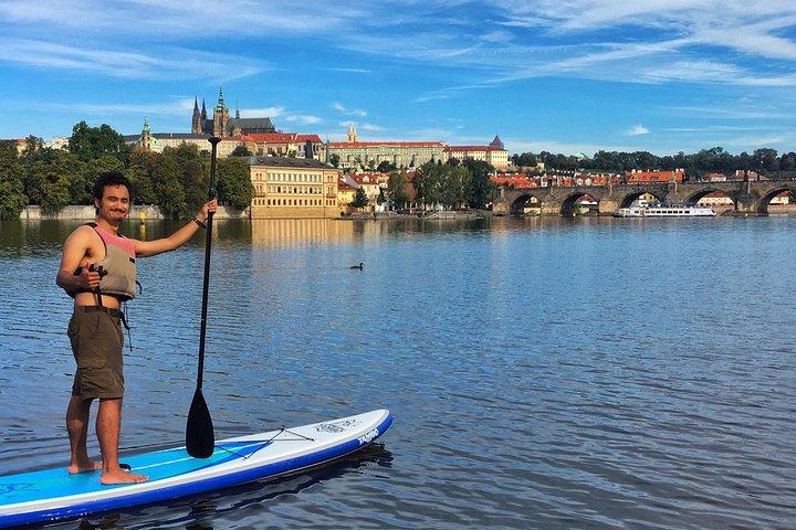 Stand-up paddleboarding på floden Vltava i Prag