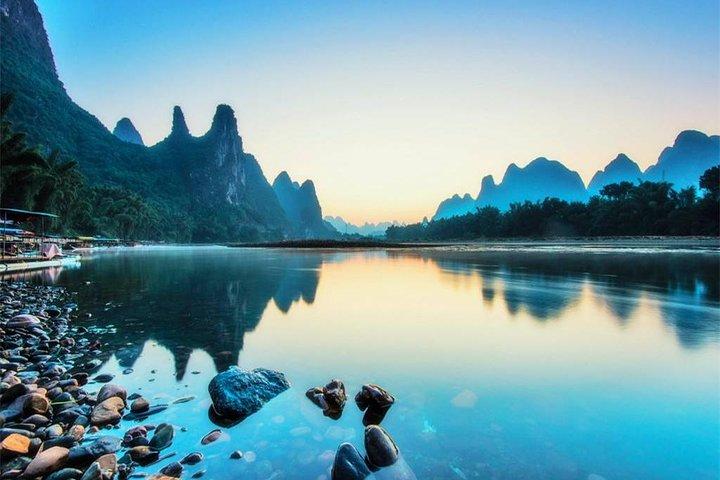 Excursão privada em Guilin Day, incluindo a Colina Xianggong e o rio Li com passeio de jangada
