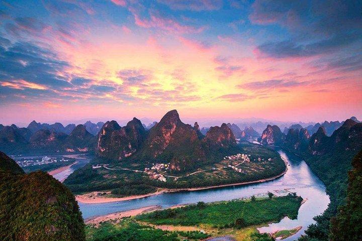 Excursão privada em Guilin Day, incluindo a Colina Xianggong e o rio Li com passeio de jangada