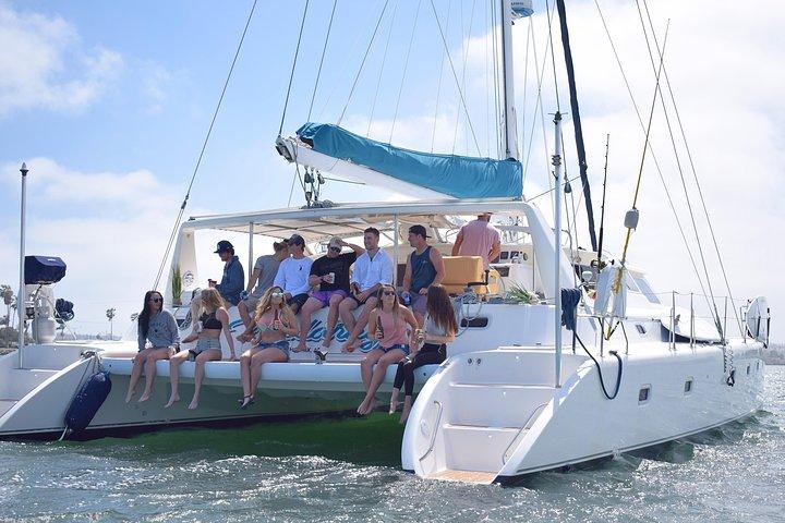 Catamarano di lusso in barca a vela a San Diego