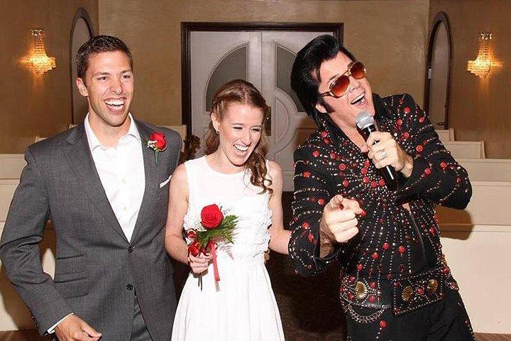 グレイスランド ウェディング チャペルでのエルビスをテーマにした結婚式または誓いの更新