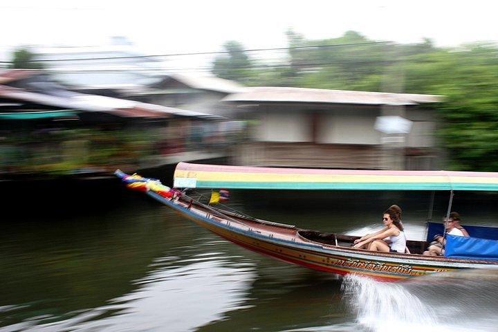 Mercado Flutuante com o Templo Wat Bang Kung e o Mercado Ferroviário