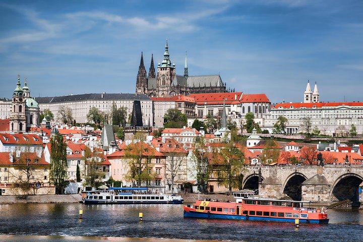 Prag: Busstur, vandring, flodkryssning och lunch