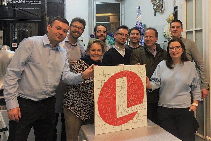 チームビルディング バルセロナ: モザイクで会社のロゴを作成する