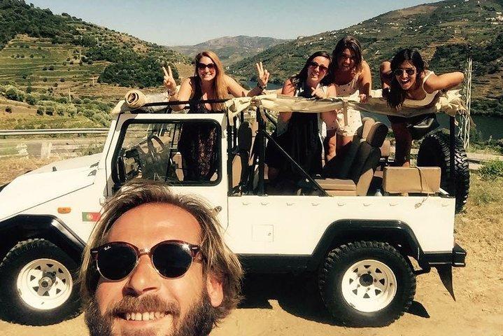 Ontdek de essentie van Porto's klassieke UMM Portugese militaire jeep
