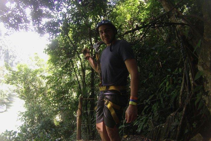 Combo : Zip lines Adventure and Christmas Lights Tour of Medellin(ジップライン・アドベンチャー&クリスマス・ライツ・ツアー・オブ・メデリン)
