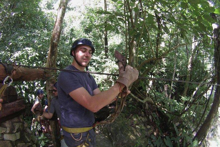 Combo : Zip lines Adventure and Christmas Lights Tour of Medellin(ジップライン・アドベンチャー&クリスマス・ライツ・ツアー・オブ・メデリン)