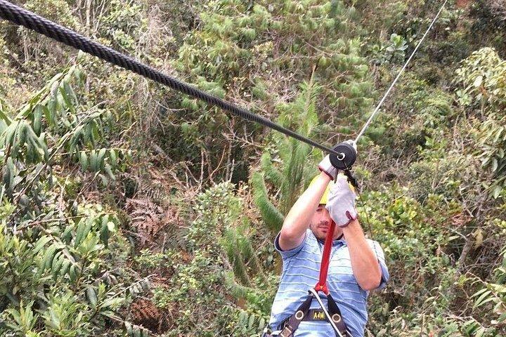 メデジンからの送迎付きプライベートジップラインアドベンチャー