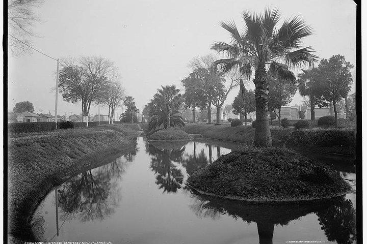 Metairie Cemetery Stories: セルフガイド オーディオ ツアー