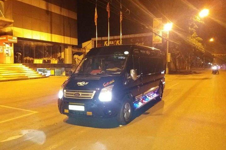 Am Nachmittag fahren Limousinen D-Car mit 8 Sitzplätzen nach Hanoi vom Stadtzentrum von Sapa ab