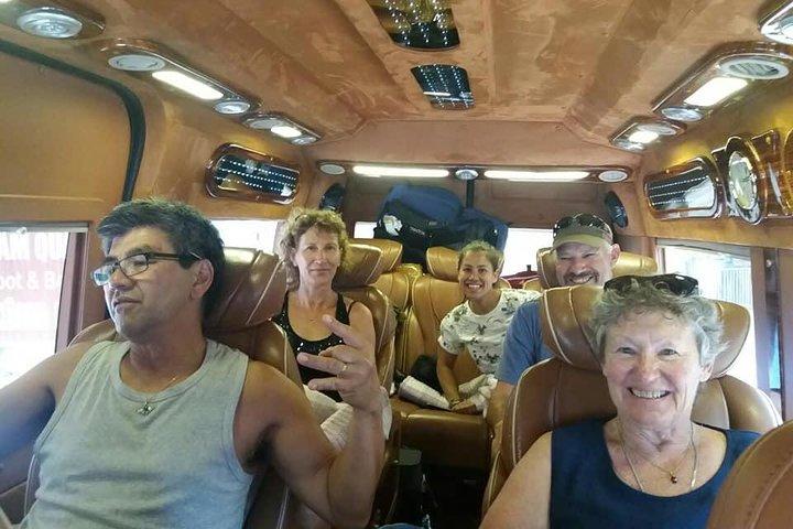 Am Nachmittag fahren Limousinen D-Car mit 8 Sitzplätzen nach Hanoi vom Stadtzentrum von Sapa ab