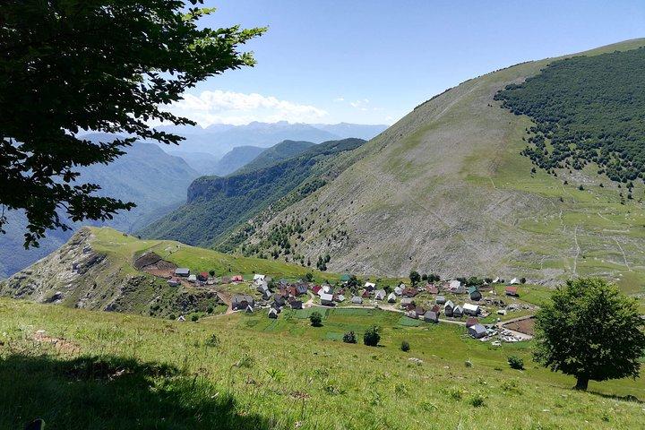 ルコミルハイキング：ボスニア最高峰の山村への終日トレッキング