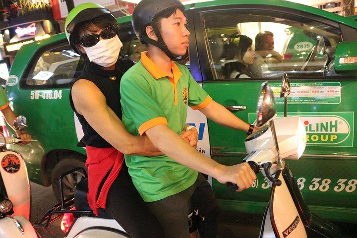 Saigon Vespa By Night Street Food Tour 4,5 timer