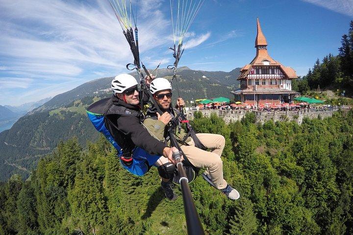 Esperienza di parapendio in tandem partendo da Interlaken