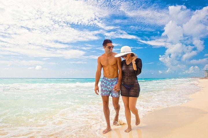 カタマランでのイスラ・ムヘレスツアー（シュノーケル、オープンバー、ランチ付き）