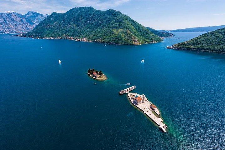 Boka Bay-tur i bil eller speedbåd (privat tur)