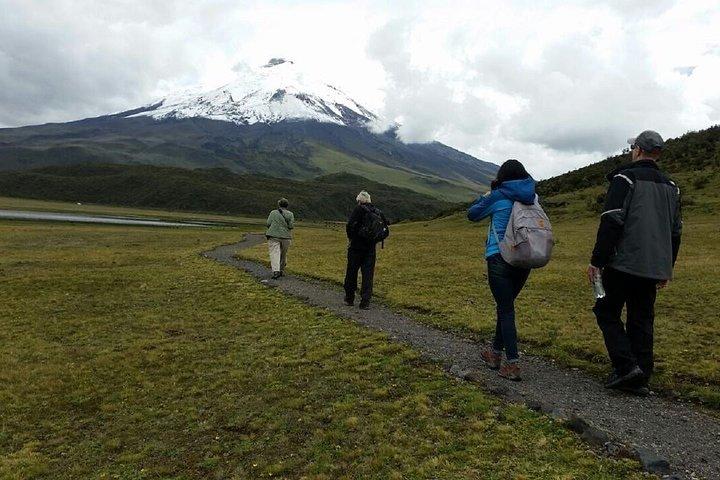 Tour Privado de 3 Días al Volcán Cotopaxi, Laguna de Quilotoa y Baños