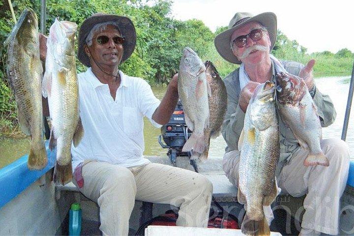 Pesca en laguna en bentota