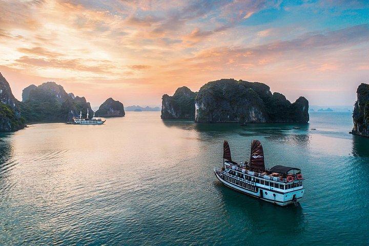 バイ・トゥ・ロング・ベイを訪れるスワン・クルーズの2泊1日の夜Thien Canh Son cave